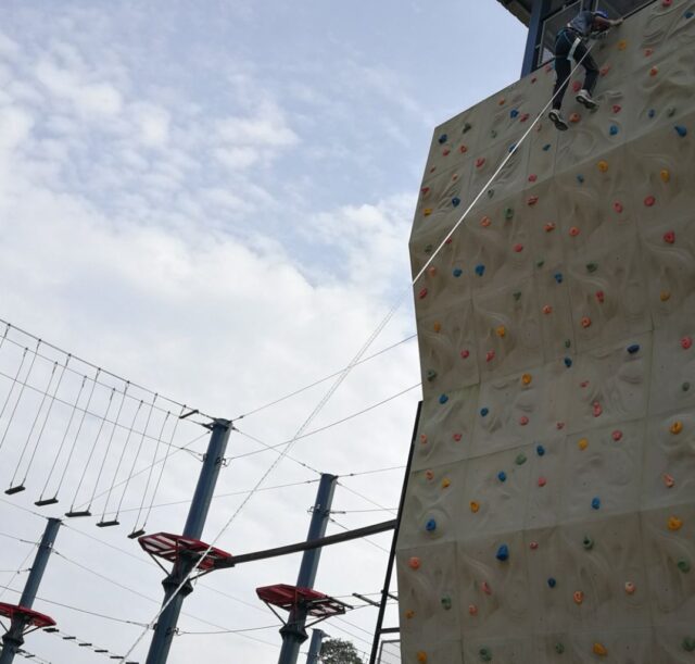 46 Tembok Tiruan (Climbing Wall)(Per Individu)